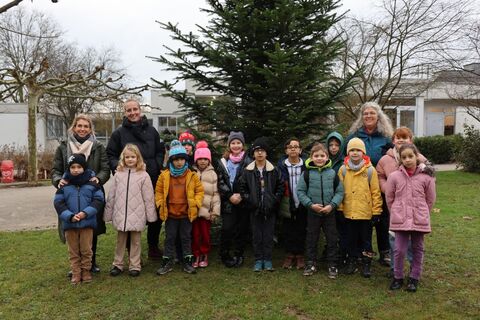 Die Klasse 2 b besuchte voller Neugierde am 17. Dezember 2025 zum ersten Mal das Hegau-Jugendwerk. Begleitet wurden sie von Miriam Auer und Noelle Bromment (vl.n.r.) und Klassenlehrerin Gabriele Walter (rechts). Bild: Andrea Jagode
